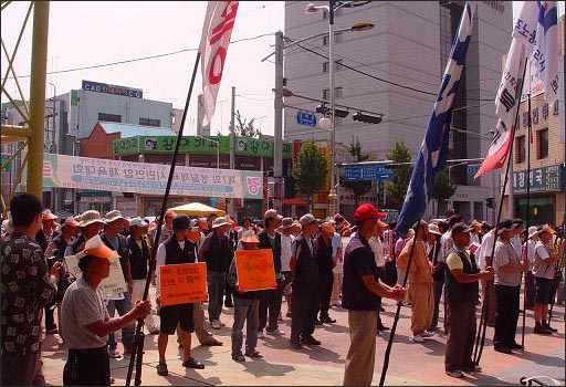 군산대책위는 직도사격장 문제에 있어 한 발도 양보할 수 없다는 강경 입장을 거듭 밝히면서 특별대책본부를 구성, 향후 시민들을 만나는 거리집회를 확대하는 한편 미 대사관과 국방부 항의 시위도 계획하고 있다. 